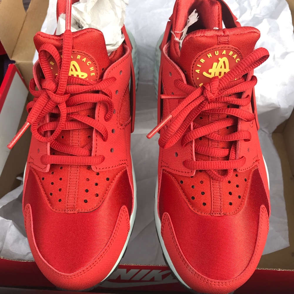 NIKE HUARACHES!!!